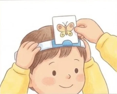 2כל שחקן לוקח קלף בלי להסתכל עליו, ומשחיל אותו לסרט הראש. כולם רואים… – משחק קופסה לילדים